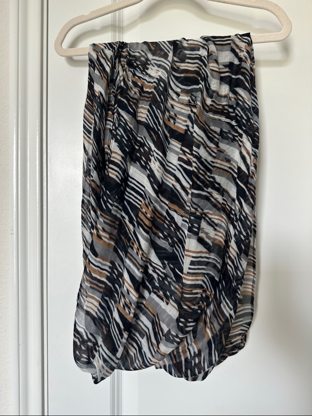 Women’s Abstract Geometric Stripe Pattern Infinity Scarf